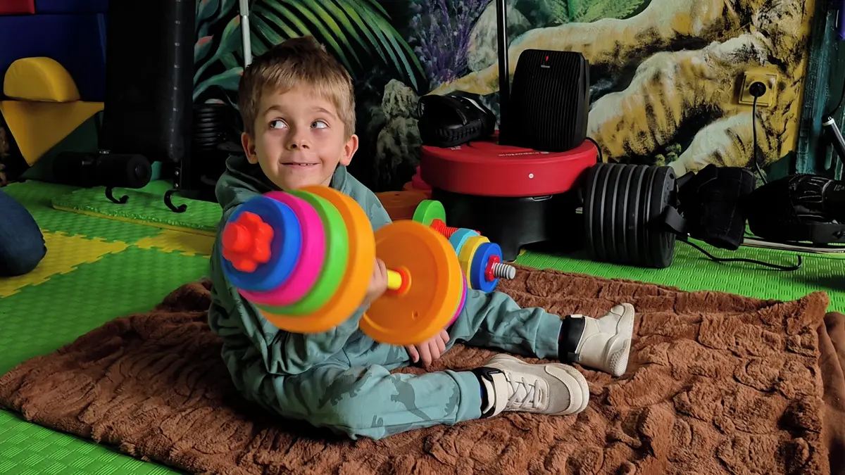 Malý Kubík bojuje s osudem. Cvičí a posiluje svaly, které mu spinální svalová atrofie likviduje