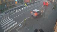 Drsné záběry ze Žďáru: Chodci jen těsně unikli střetu, opilý řidič pak trefil autobus