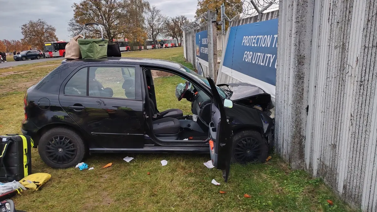 Řidička autem probourala betonový plot u letištní plochy na Ruzyni
