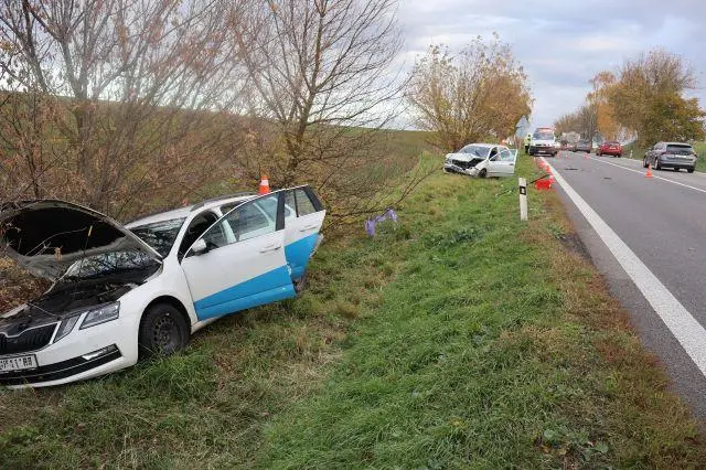 Opilý za volantem nedobrzdil před kolonou. Auta po nárazu skončila mimo vozovku