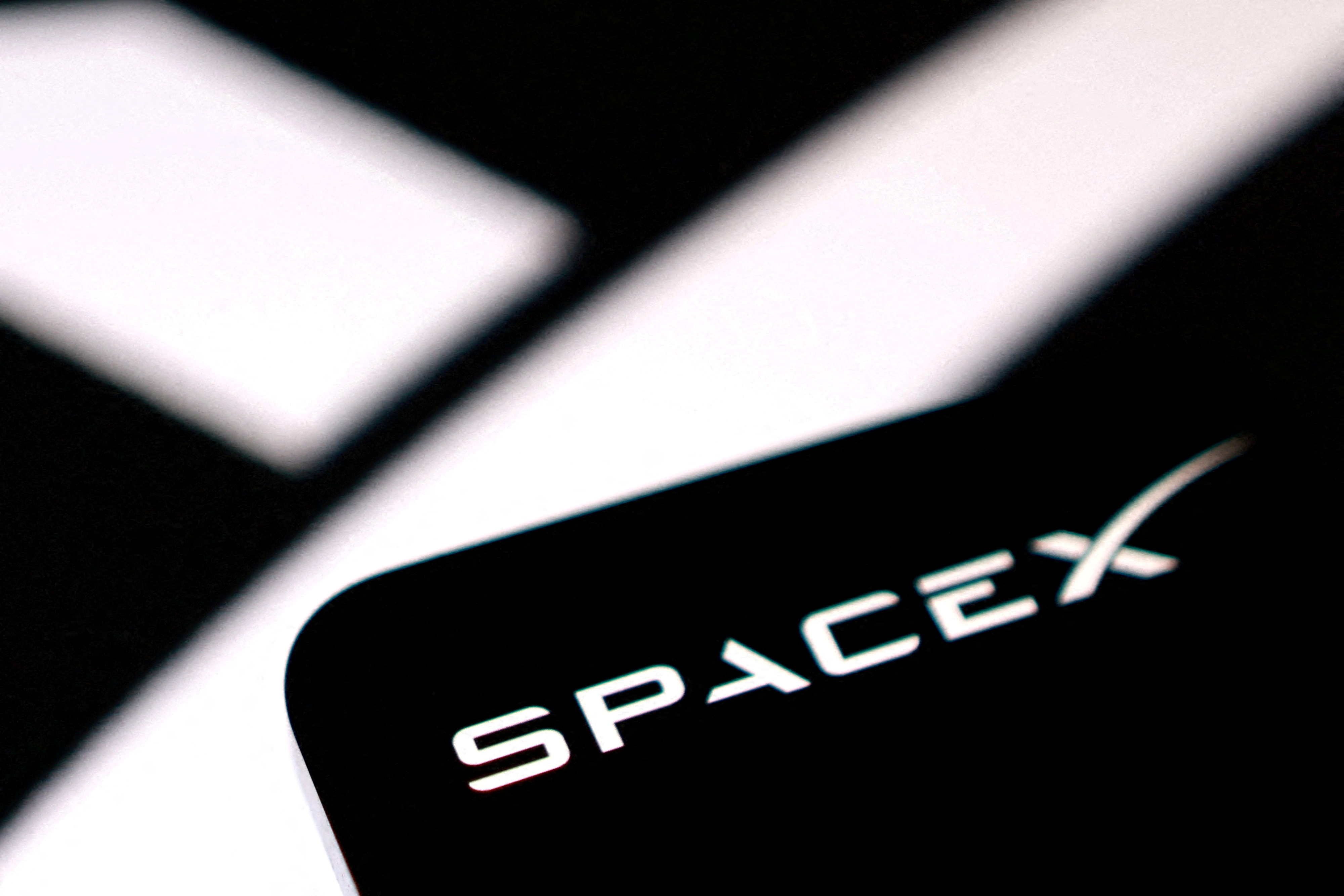 Muskova SpaceX si chce půjčit stovky miliard na čipy
