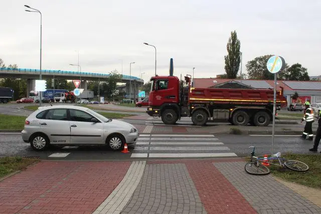Řidič v Přerově srazil cyklistu na přejezdu pro kola. Seniora převezli do nemocnice