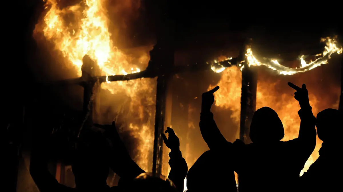 FOTO: Výbuch násilí v Tiraně. Demonstranti zapálili ministerstva