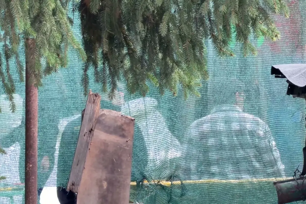 V Praze se našly lidské kosti. Ležely na zemi ohrazené pytli na odpadky