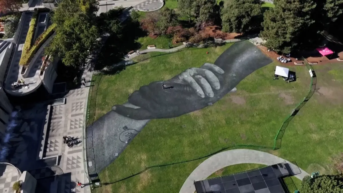 Dvě držící se ruce. Známá obří malba zdobí tentokrát park v San Francisku