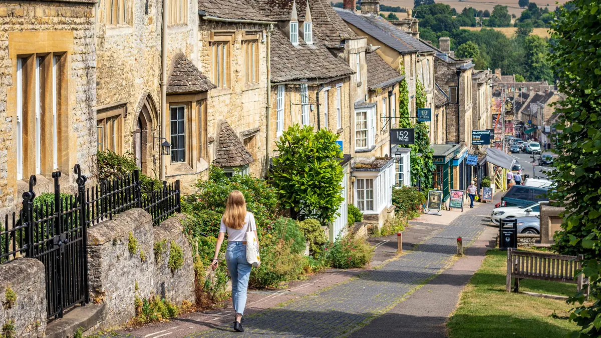 Malebné britské městečko omezí velké turistické autobusy. Bojí se o bezpečnost