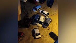 Bouřky zaplavily Istanbul, voda unášela auta ulicemi