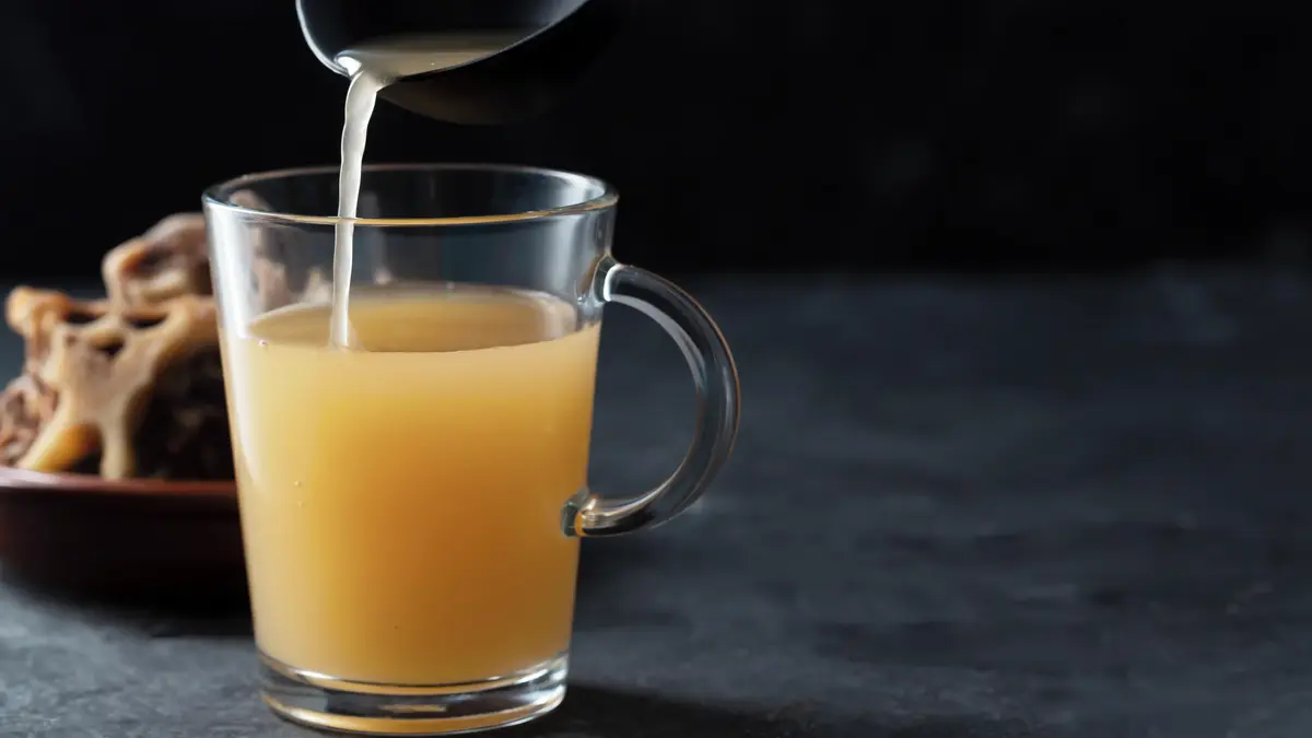 Vývar z kostí je wellness fenomén. Co se skutečně stane, když ho budete pít každý den 