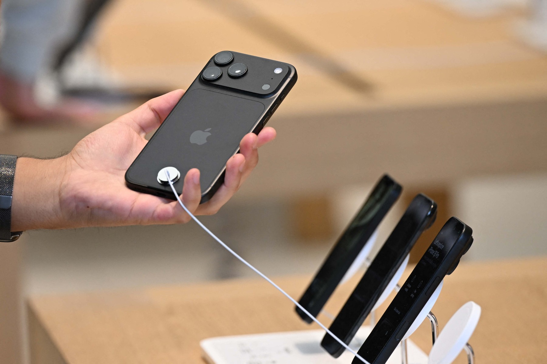 O nové iPhony není moc zájem. Apple omezuje jejich výrobu