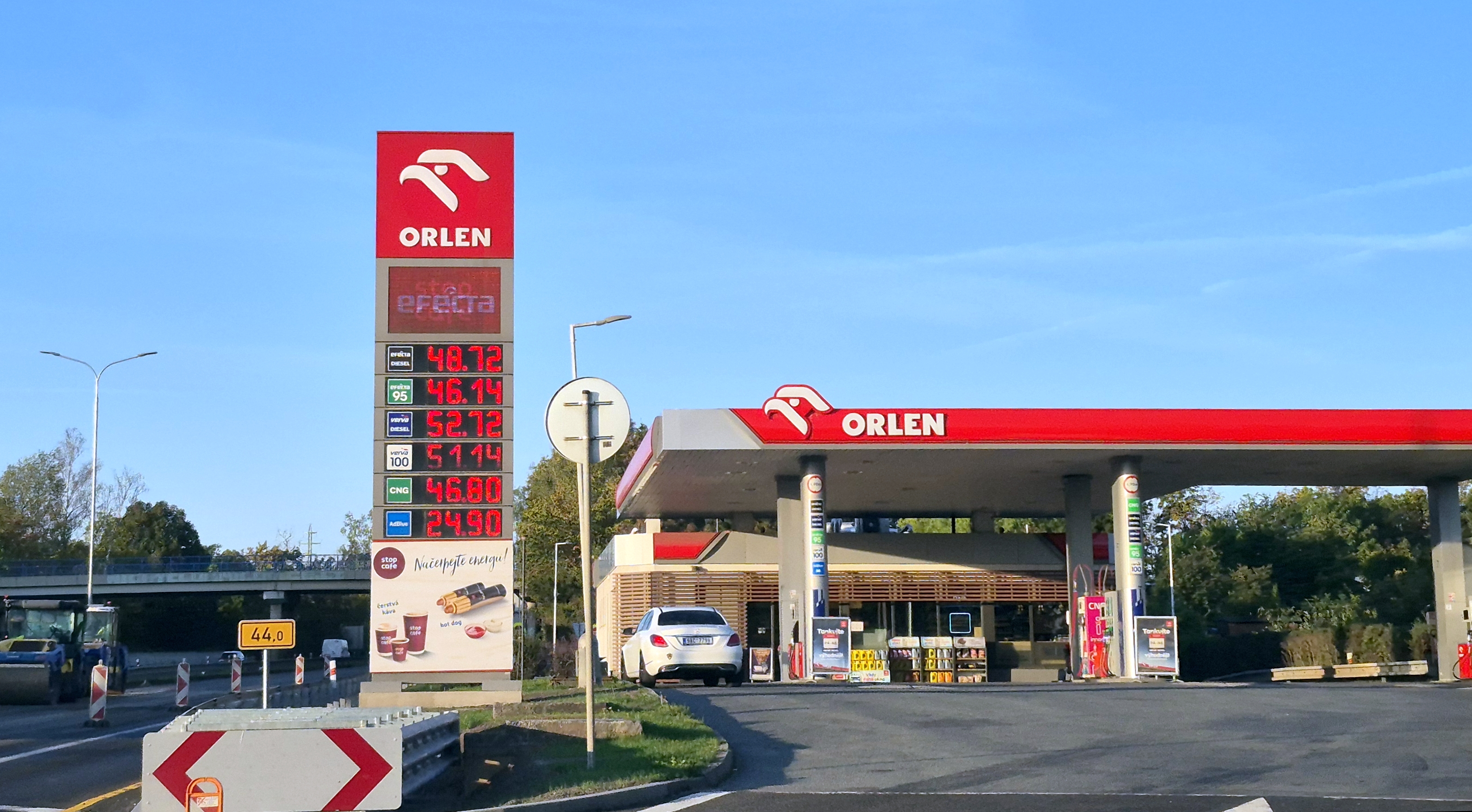 Vláda v pondělí rozhodne o pokračování stropů na benzín a naftu. Ropa dál zdražuje