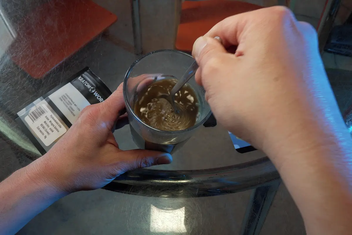 Kratom nejprve Alešovi pomáhal podat lepší výkon. Pak bez něj nemohl fungovat