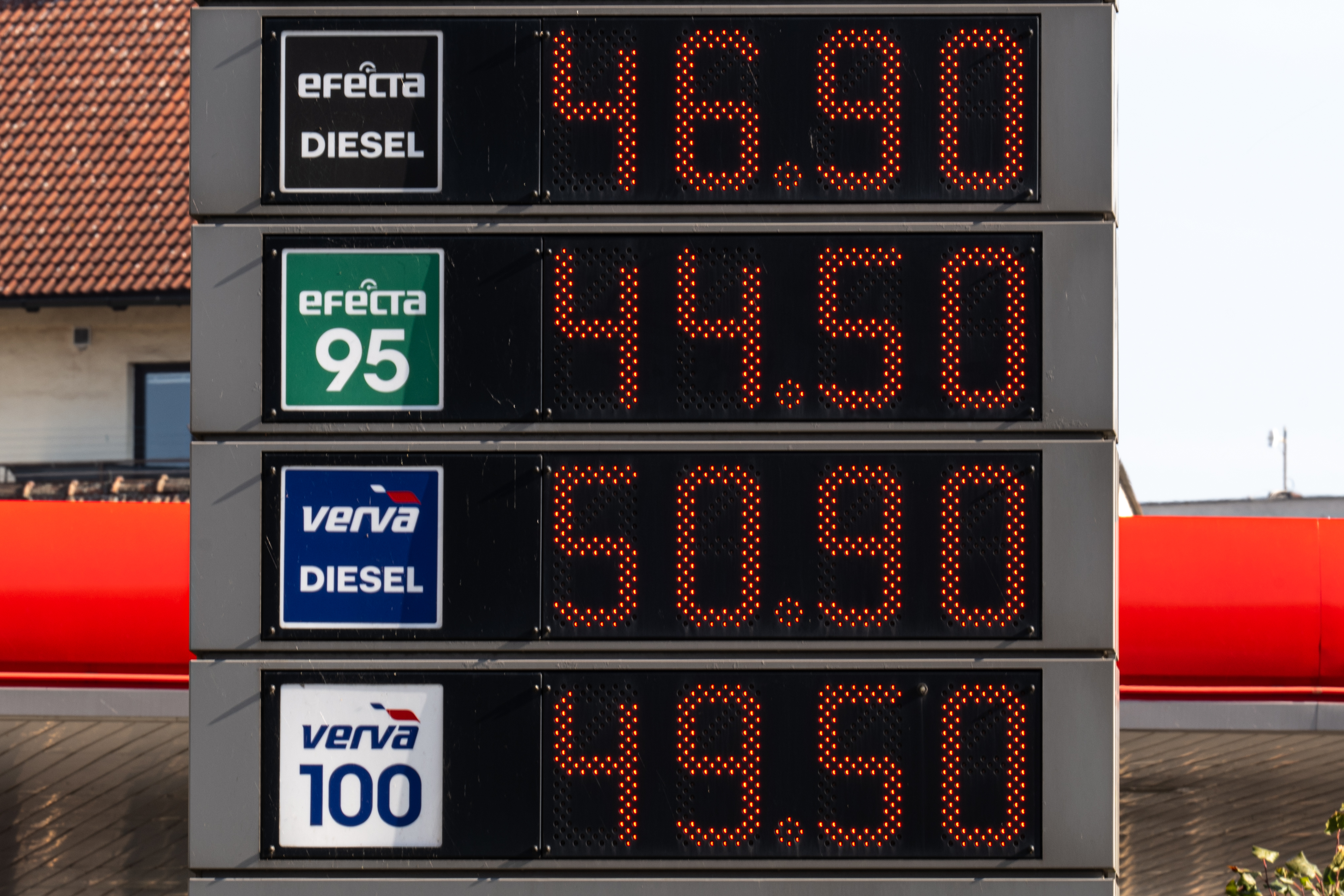 Maximální ceny nafty klesnou, u benzinu se zvýší