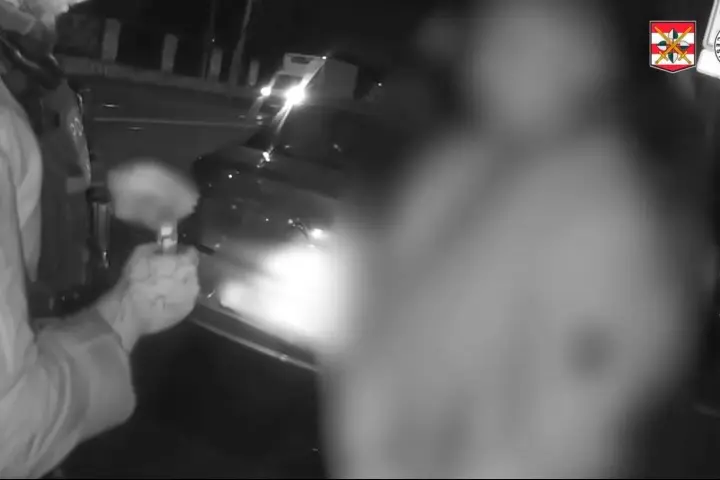 „Nejednou mi puklá, puklá, puklo kolo.“ Řidič v Brně byl tak opilý, že jel i s defektem