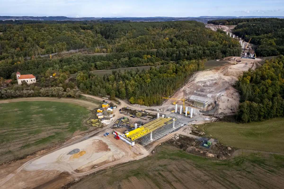 FOTO: Dálniční mosty vyrůstají mezi chmelnicemi na Podbořansku