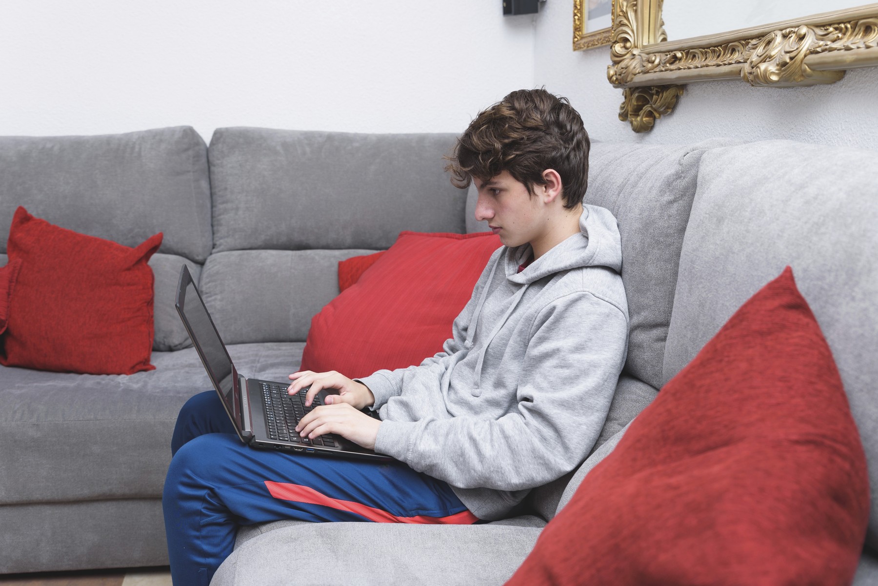 Vyřizovat úřední záležitosti on-line smějí i studenti. Některé banky to ale neumožňují