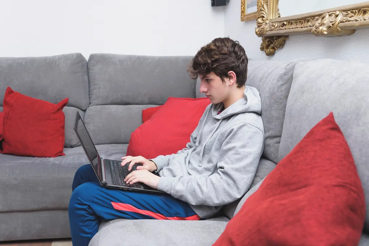 Vyřizovat úřední záležitosti on-line smějí i studenti. Některé banky to ale neumožňují