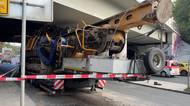 Na pomoc jedou další tanky. Vyprošťování kamionu uvázlého pod mostem v Praze se zaseklo