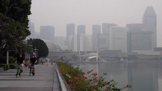 Jedno z nejčistších měst světa se dusí. Singapur zahalil kouř z požárů