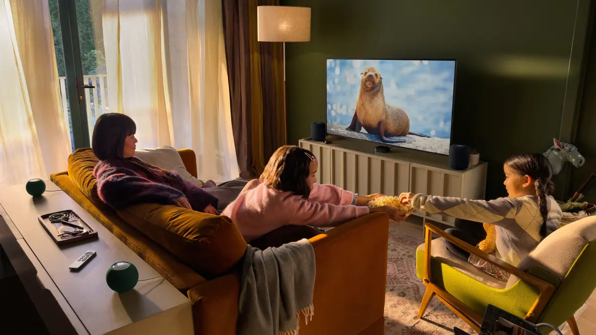 Čtyři reproduktory kolem pohovky. Apple ukázal nové domácí kino