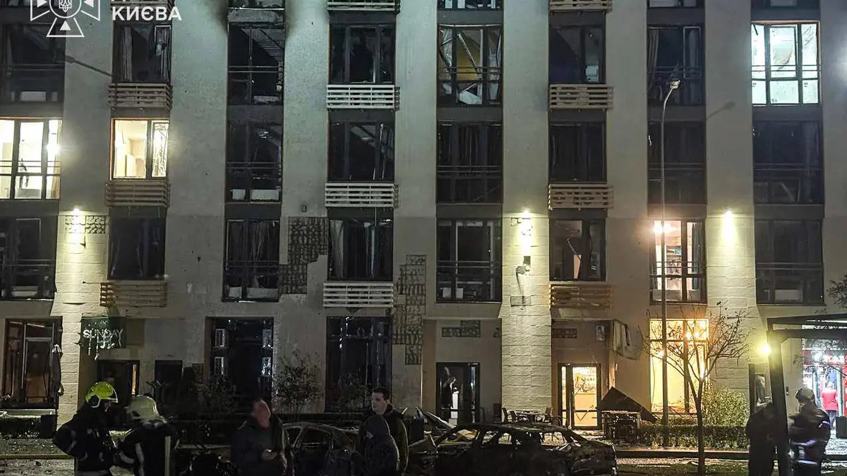 Rusové zasáhli obytný dům v Kyjevě: dva mrtví