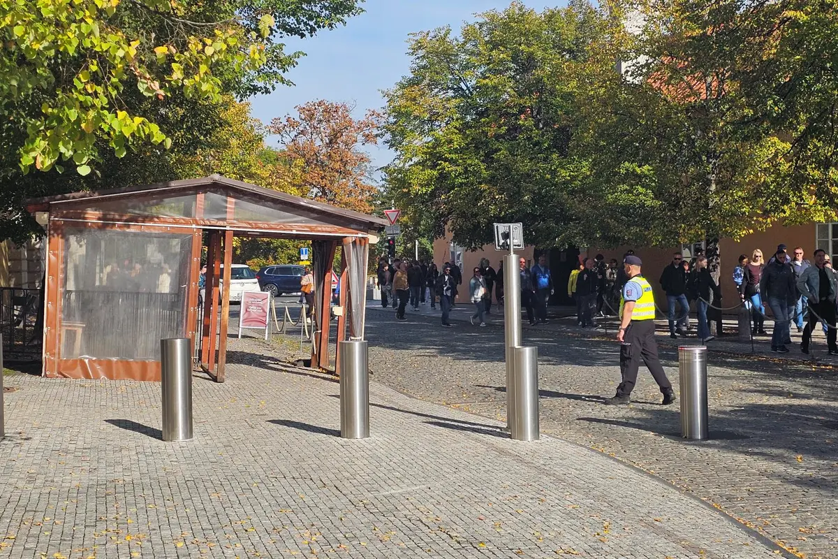 Konec „srubů“ z éry Miloše Zemana se blíží, na Hradě roste první nový prototyp
