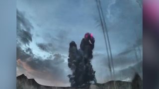 Filipínská sopka vychrlila popel do výšky 4 km. Erupci provázely blesky