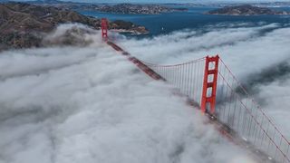 Golden Gate mizel v moři mlhy. Podívejte se na působivý časosběr
