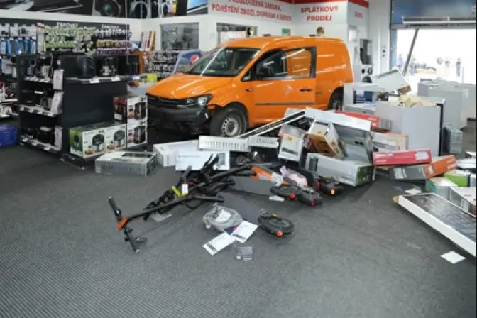 Muž vjel s kradeným autem do plzeňské prodejny. V obchodě pak ještě kradl
