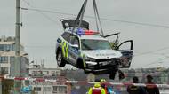 Auto s policisty spadlo z Hlávkova mostu do Vltavy