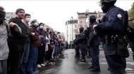 Učitelé v Paříži vytvořili lidský řetěz, aby chránili protestující studenty před policií
