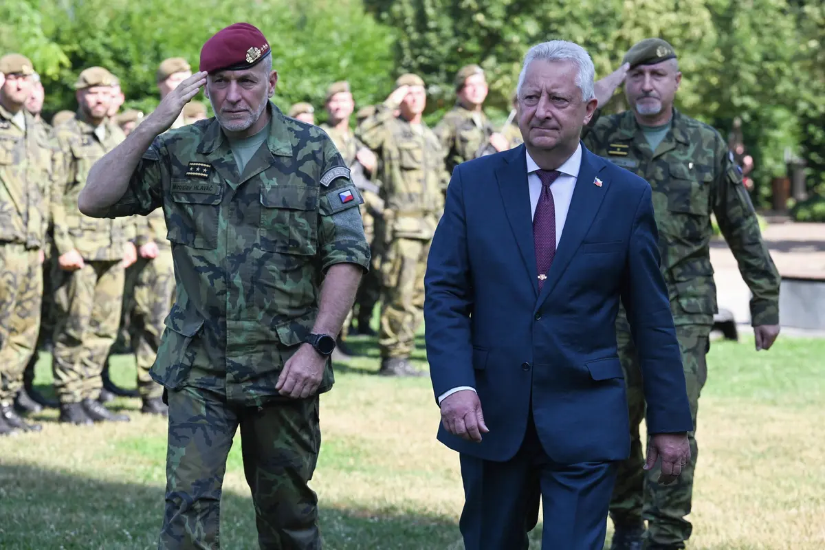 Generál Hlaváč se vzepřel Zůnovi, velitele kybernetických sil ve funkci podržel