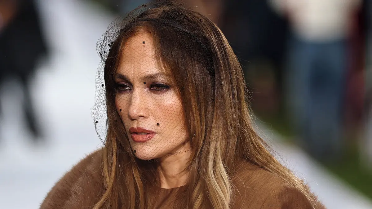 Jennifer Lopezová v kožichu i krajce: V Miláně i Paříži střídá jeden stylový outfit za druhým
