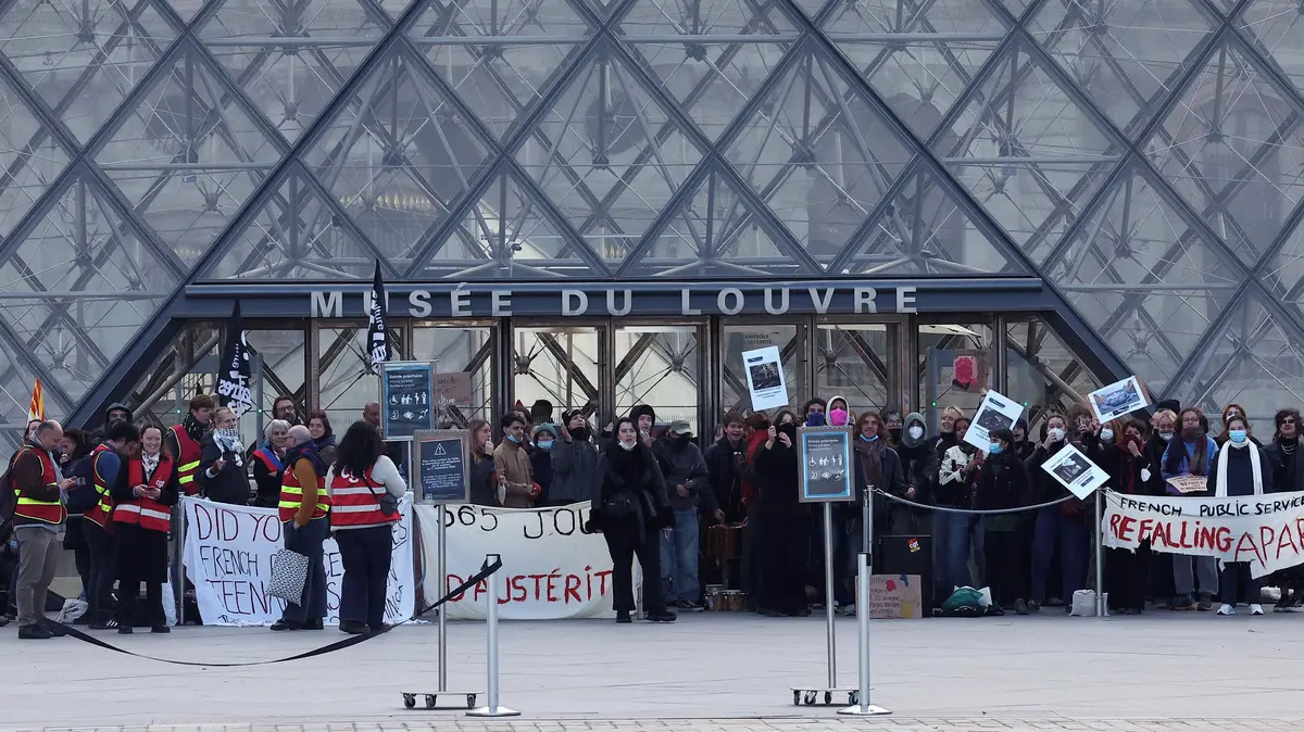 Demonstranti zablokovali vchod do Louvru