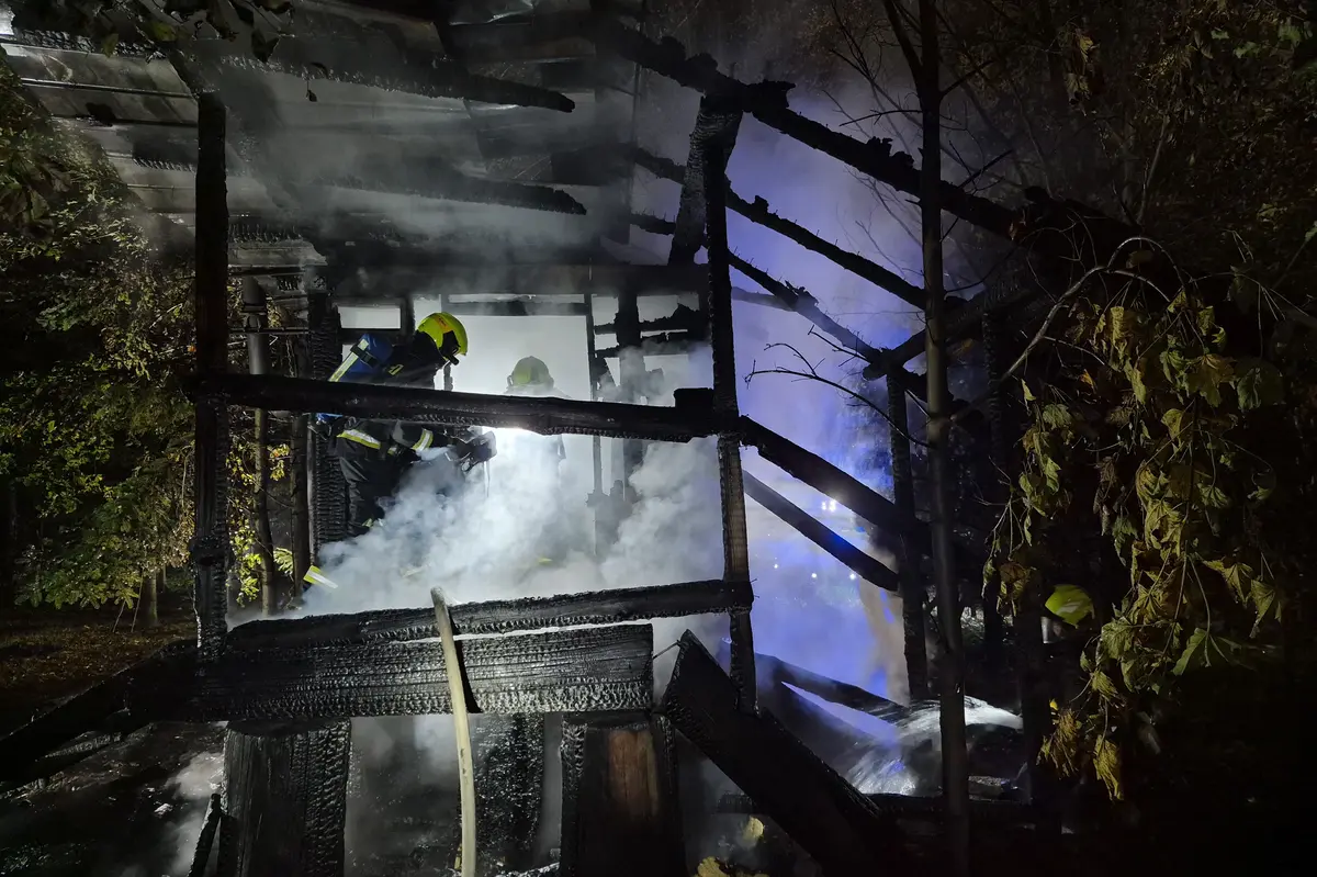 Na Frýdecko-Místecku shořela maringotka, dva lidi byli popáleni