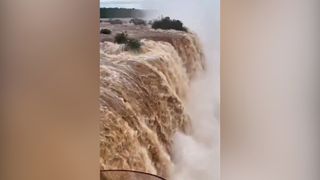 Mohutné vodopády Iguazú se změnily v běsnící živel