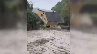 Dramatické záběry z Turecka. Rozvodněný potok strhl celý dům