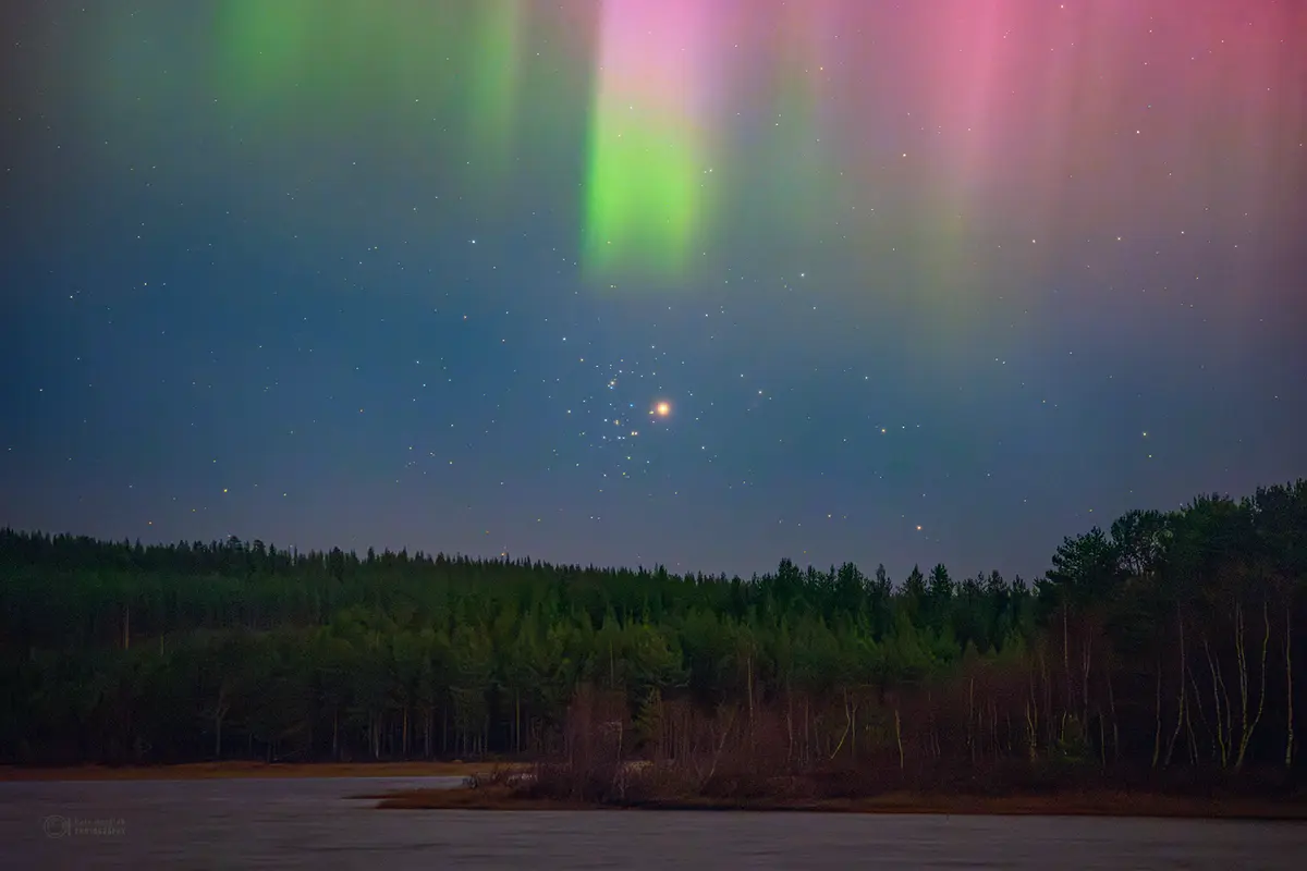 Tři čeští fotografové zabodovali. NASA vyhlásila jejich záběr Marsu s Jesličkami pod polární září fotkou dne