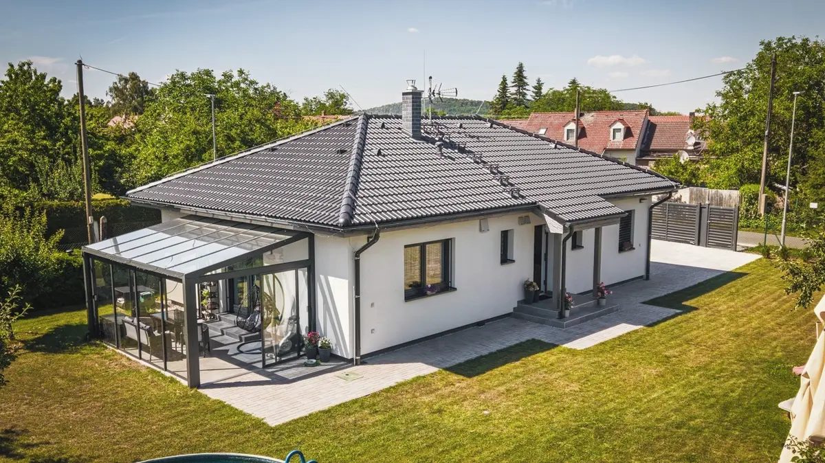 Byt v paneláku vyměnili za rodinný domek. V kuchyni mají skrytou místnost, kterou jim všichni závidí