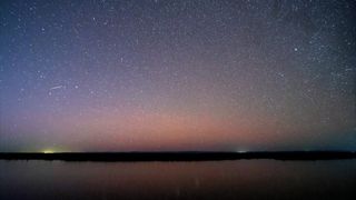 Vzácná souhra na obloze. Nad Čínou se potkala polární záře s meteory