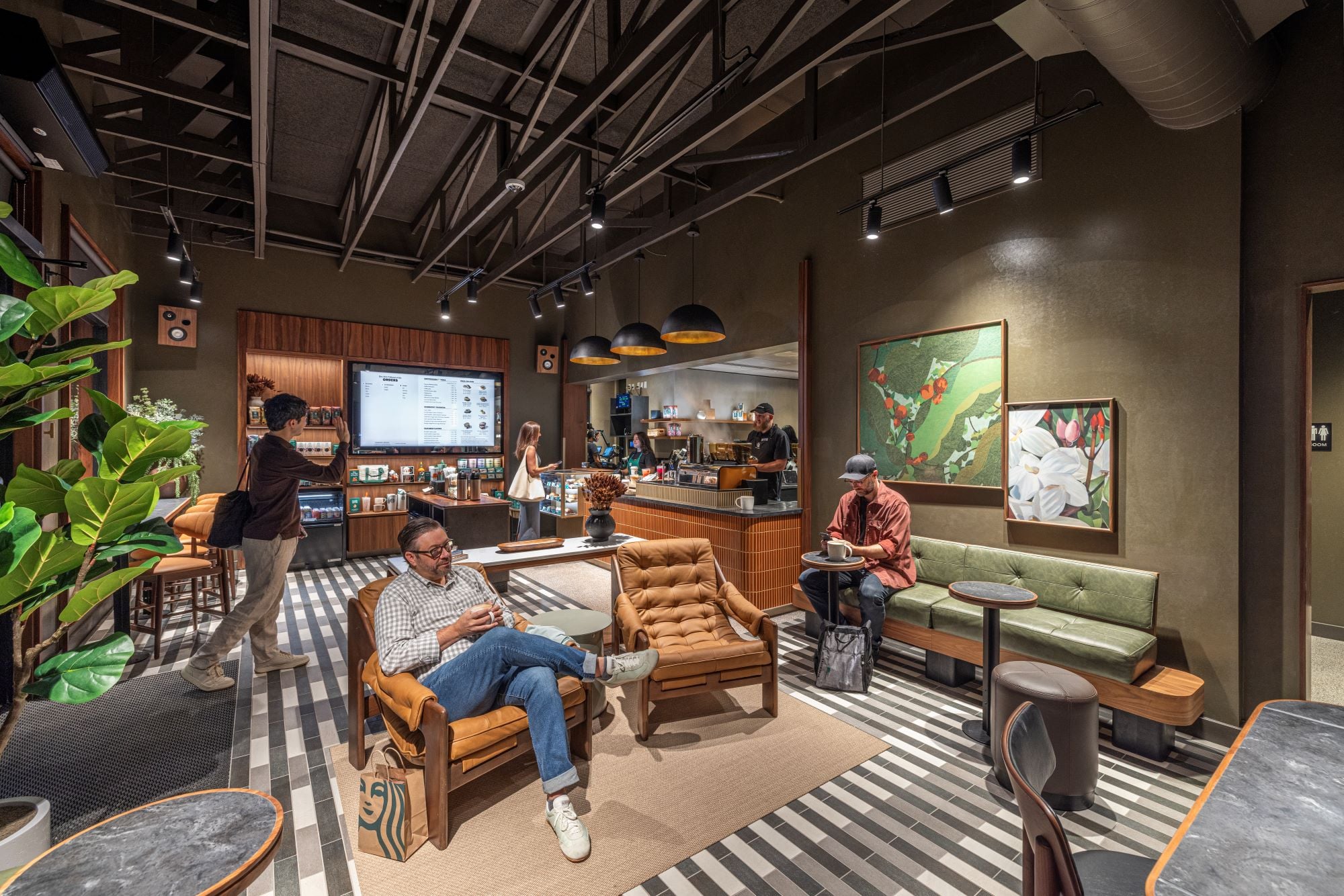 Starbucks to zkouší se zmenšenými kavárnami
