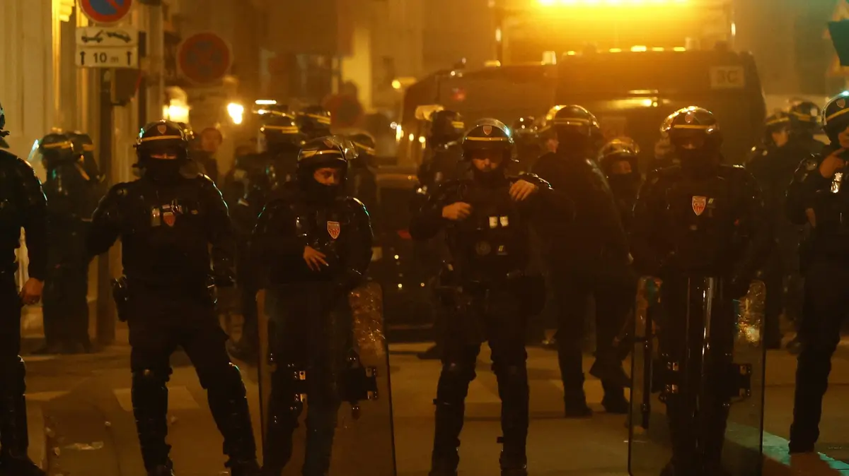 Protesty ve Francii: Policie se po setmění střetla s davem u Elysejského paláce