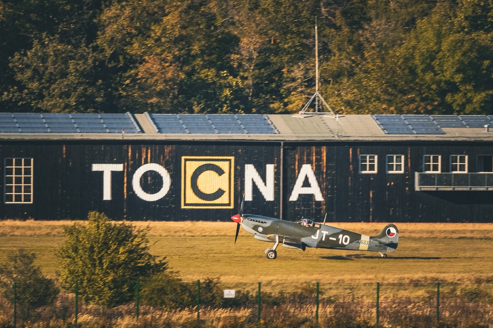 Československý Spitfire přistál v Praze. Letiště Točná chystá v říjnu start ikon RAF