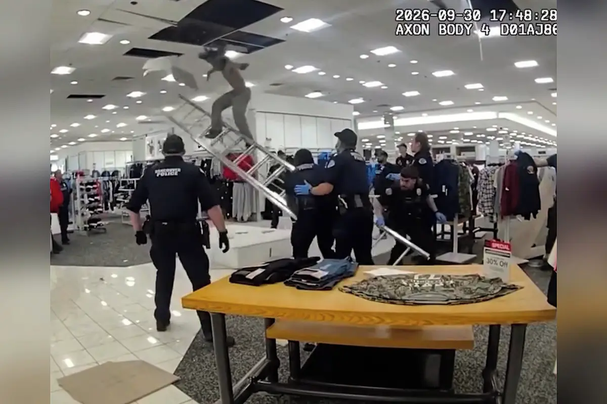 Policisté v USA se s výtržníkem nemazali, strhli pod ním žebřík