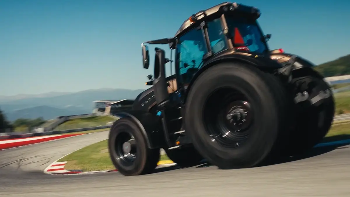 Nejdřív rekord na okruhu, pak setí kukuřice. Finský traktor předvedl dvě tváře 
