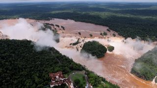 Vodopády Iguazú mají desetkrát více vody než obvykle, letecké záběry ukazují běsnící živel