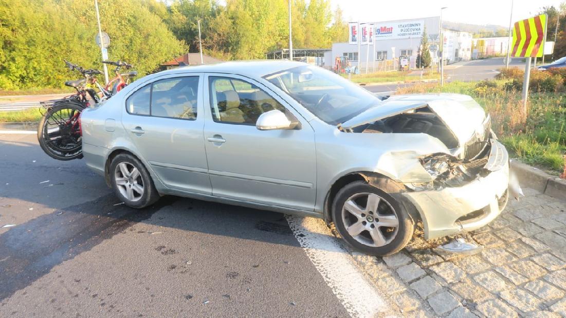 Auto před sebou prý kvůli oslnění neviděl, dvě seniorky v Šumperku skončily po nárazu v nemocnici