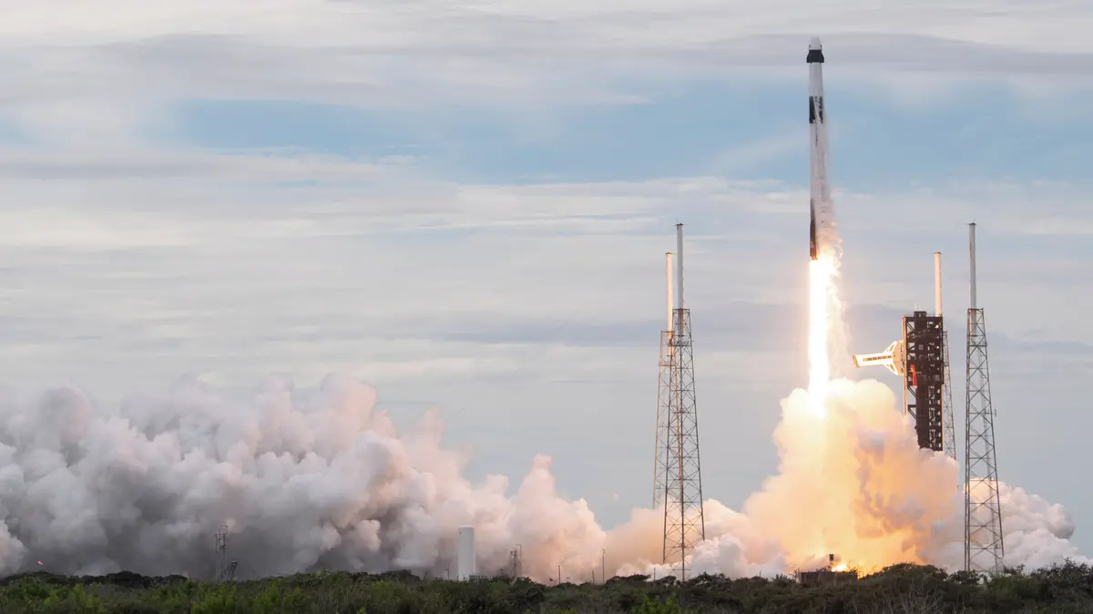 Raketa SpaceX vyslala do vesmíru tři astronauty a kosmonauta
