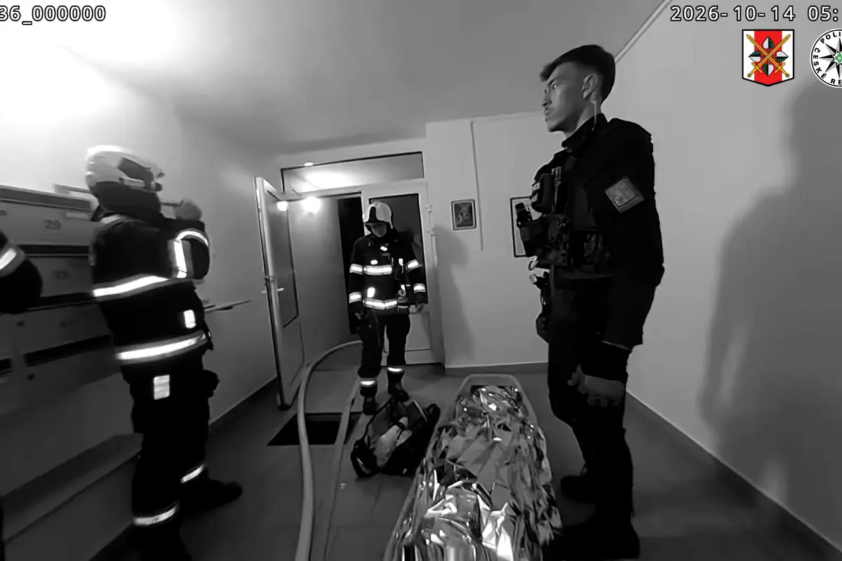 Z bytu v Ústí nad Labem už šlehaly plameny. Vystrašenou ženu vynesli policisté do bezpečí