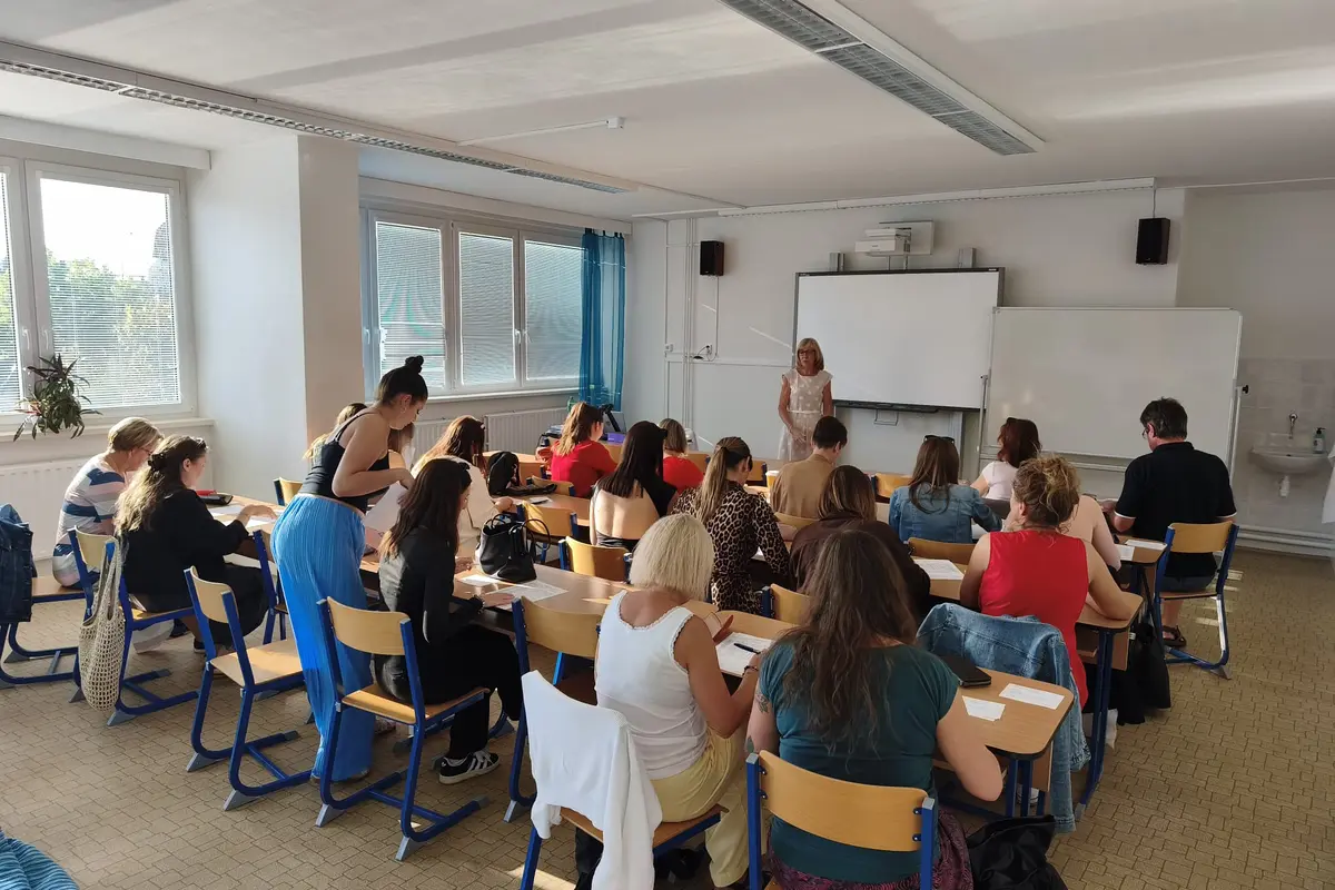 Už nemusí za diplomem do Plzně. V Chebu dostudovala třicítka učitelek