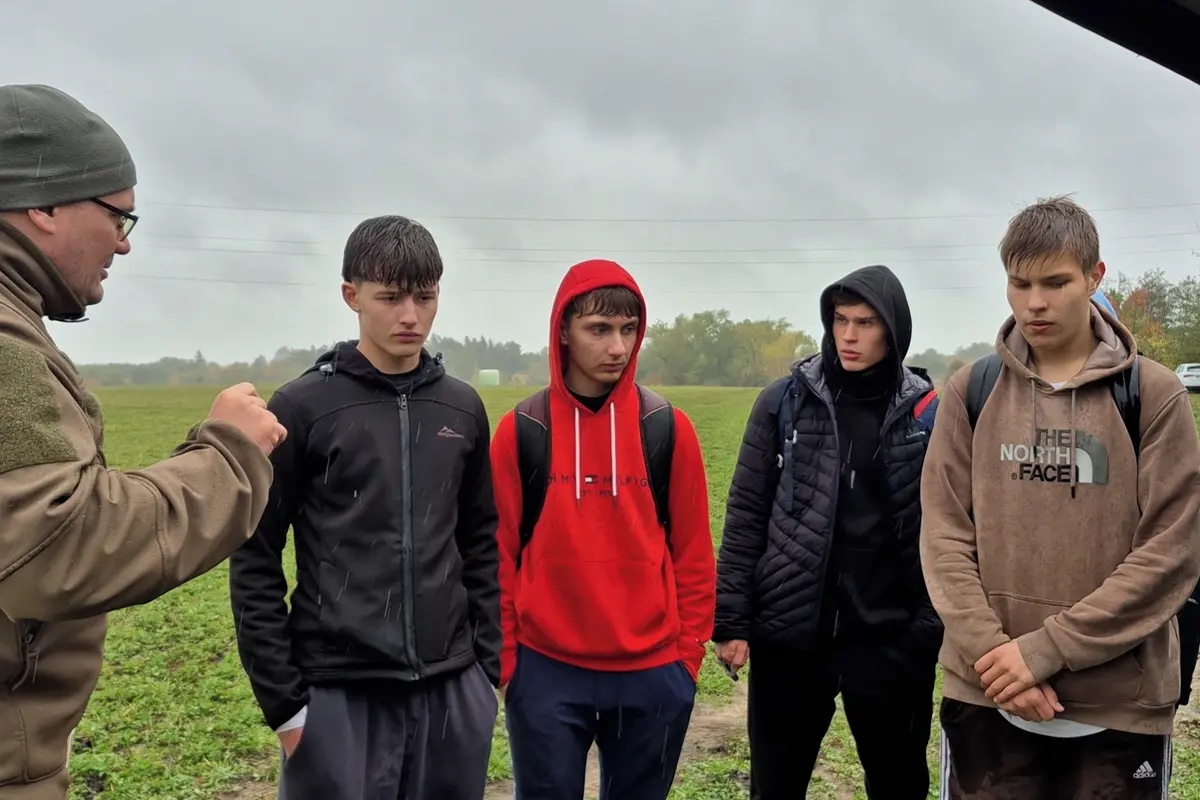 Déšť, bahno a strategie. Studenti na Chrudimsku trénovali jako vojáci na misi